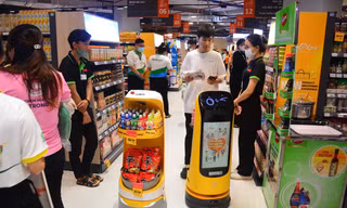 AI tiến sâu vào doanh nghiệp: 'Nhân viên siêu thị' robot 