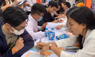 Thí sinh vẫn rất “khát” thông tin về ngành nghề Ảnh: Nghiêm Huê 