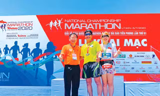 Vợ chồng Luân chụp ảnh kỷ niệm với tác giả tại Giải VĐQG Marathon và cự ly dài báo Tiền Phong tại Lý Sơn tháng 7/2020