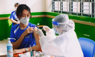 Tiêm vắc xin phòng COVID-19 cho trẻ em Ảnh: Long Phạm 