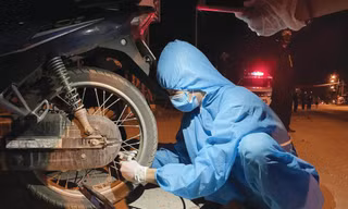 Không muốn người khác nhìn vào ống kính cảm ơn 