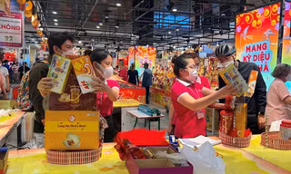 Thị trường Tết 'nóng' từng ngày 