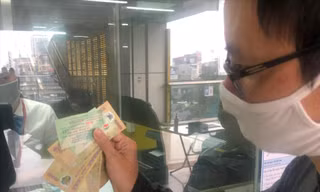 Hành khách dùng tiền mặt mua vé ngày đi tàu Cát Linh - Hà Đông 