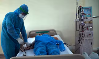 Bác sĩ chăm sóc cho bệnh nhân chạy thận tại khu cách ly 