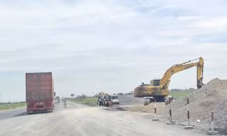 Thi công đoạn cao tốc Cao Bồ - Mai Sơn, sẽ thông xe trong tháng 12 này Ảnh: Phạm Thanh