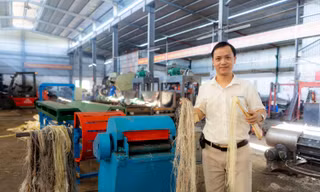 Kỹ sư trẻ Hồ Xuân Vinh (Phó Giám đốc Công ty TNHH Hồ Hoàn Cầu) sáng chế thành công máy tách sợi xơ dứa, bẹ chuối đầu tiên tại Việt Nam 
