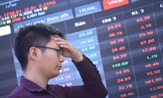 Lãi suất giảm sâu, sao chứng khoán liên tục 'đỏ sàn'? 