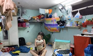 Mẹ vợ và con anh Nguyễn Văn Tuấn trong căn phòng trọ ở quận 11. Ảnh: DUY QUANG 