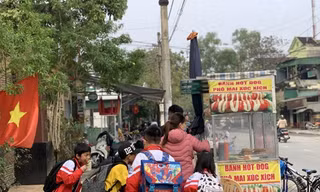 Đồ ăn, đồ chơi không rõ nguồn gốc trước cổng trường: Không an toàn vẫn cho trẻ dùng 