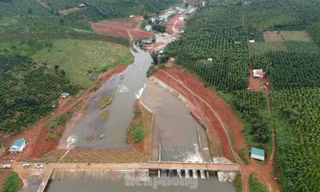 Mưa dồn dập, hồ đập trở thành 'bom nước'