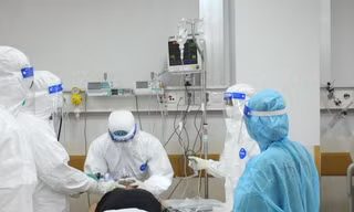 Bác sĩ đang nỗ lực hỗ trợ bệnh nhân COVID-19 nặng 