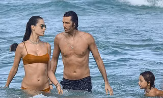 Cựu 'thiên thần nội y' Alessandra Ambrosio tắm biển cùng bạn trai