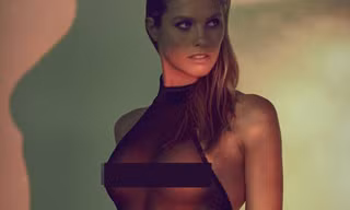 Mẫu 9x Natalie Roser mặc xuyên thấu bó sát, 'thả rông' choáng váng