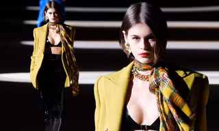 Con gái siêu mẫu huyền thoại Cindy Crawford mặc bra bé xíu phô ngực đầy quyến rũ
