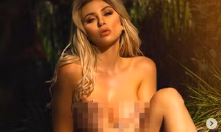Mẫu nội y tung ảnh bán nude, ngồi kém duyên gây tranh cãi