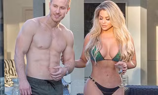 Mẫu nội y Anh quốc Bianca Gascoigne quá gợi cảm bên bạn trai ở bể bơi