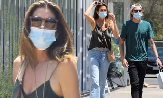 Huyền thoại làng mốt Cindy Crawford gây 'sốt' với quần ống loe trẻ trung trên phố