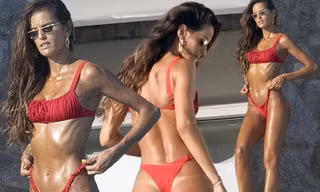 Bạn gái siêu mẫu thủ môn tuyển Đức mặc bikini bé xíu chụp ảnh, nóng bỏng 'rực lửa'