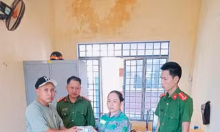 Nữ lao công nhặt được gần 100 triệu đồng trả lại người đánh mất