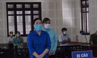 Xét xử nhân viên phòng đăng ký đất đai mang sổ đỏ của dân cho bạn 'mượn' để cầm cố