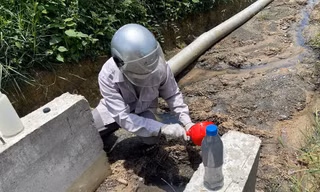 Ngành chức năng tỉnh Quảng Ngãi tiến hành lấy mẫu nước ở cơ sở sản xuất bột sắn trên địa bàn xã Nghĩa Trung, huyện Tư Nghĩa.