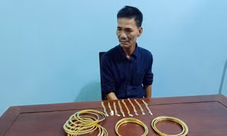 Đối tượng Nguyễn Hoàng cùng số vàng trộm. Ảnh: Văn Nam