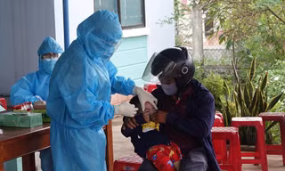 Lấy mẫu xét nghiệm SARS-CoV-2.
