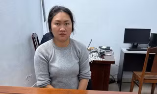 Bắt 'nữ quái' móc túi du khách nước ngoài khi xem cầu Rồng phun lửa