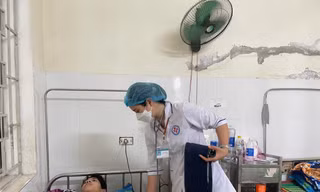 Ăn bánh mì, 6 người bị ngộ độc nhập viện cấp cứu