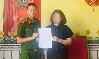 Cầm vàng nhưng để vàng rơi, người phụ nữ mừng rỡ khi công an giúp tìm lại