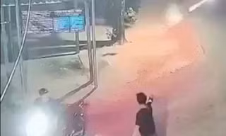 Hai thanh niên đi xe máy nổ nhiều phát súng vào nhóm người truy đuổi. Ảnh: Cắt từ clip.
