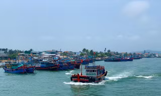 Hiện thi thể các ngư dân đang được đưa về đất liền.