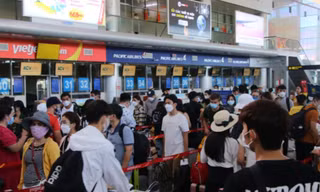 Cấm bay 1 năm hành khách tung tin có lựu đạn trong vali