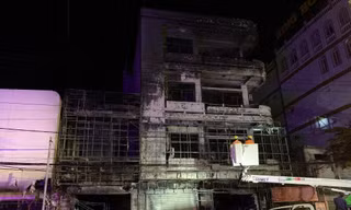 Cháy lớn tại tiệm dán xe, nhiều đồ đạc bị thiêu rụi.