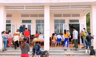 Các bác sĩ tổ chức khám bệnh cho người dân thôn Tang, xã Trà Bùi (huyện Trà Bồng, tỉnh Quảng Ngãi).