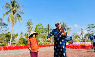 Vượt nửa vòng trái đất, cựu binh Mỹ lại về Sơn Mỹ kéo vĩ cầm tưởng niệm 504 nạn nhân bị thảm sát