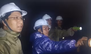 Ông Đặng Minh Thảo (trái), Bí thư Huyện ủy Trà Bồng, tỉnh Quảng Ngãi.