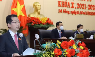 Ông Nguyễn Văn Quảng, Bí thư Thành uỷ Đà Nẵng phát biểu tại kỳ họp. 