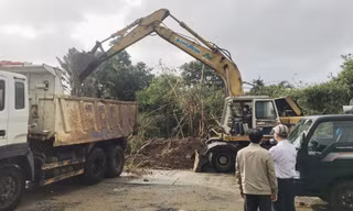 Hình ảnh cưỡng chế thu hồi đất đối với hộ gia đình ông Nguyễn Văn Côi. 