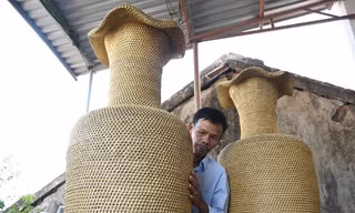 Phải mất hơn 4 năm, ông Nguyễn Văn Đại Dương mới hoàn thành được cặp độc bình từ hàng triệu khoen lon bia này. Ảnh: Nguyễn Ngọc 