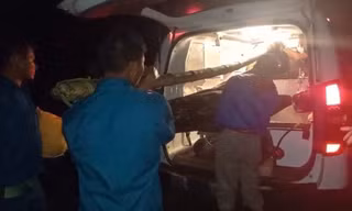 Xuyên đêm băng rừng vượt núi khiêng bệnh nhân đi cấp cứu