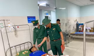 Cứu sống ngư dân Quảng Ngãi trôi dạt 3 giờ trên biển