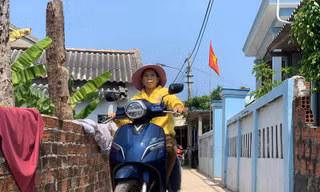 Tặng xe nhưng không có quyết định bằng văn bản khiến hàng chục hộ dân ở đảo An Bình (đảo Bé), huyện Lý Sơn, tỉnh Quảng Ngãi "đứng bánh" trong việc đăng ký biển số để hoạt động du lịch. Ảnh: Nguyễn Ngọc