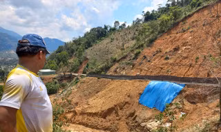 Dân vùng sạt lở nơm nớp lo nhà sập vì nổ mìn làm vàng trái phép