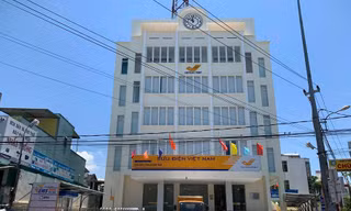Bưu điện tỉnh Quảng Ngãi. Ảnh: Nguyễn Ngọc