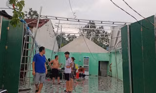 Giông lốc kèm mưa đá làm tốc mái, hư hỏng gần trăm nhà dân ở Quảng Ngãi 