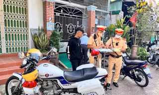 Cảnh sát giao thông bí mật ghi hình học sinh đi xe máy phân khối lớn đến trường