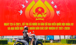 Một pano tuyên truyền bầu cử trên đường phố Đà Nẵng. Ảnh: Nguyễn Thành
