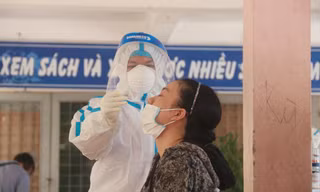 Lấy mẫu xét nghiệm COVID-19 ở Đà Nẵng. Ảnh: Nguyễn Thành