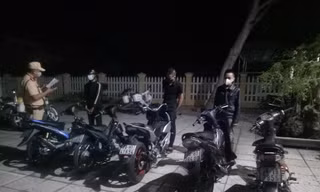 Một số thanh thiếu niên tụ tập đua xe trái phép bị lực lượng CSGT khống chế. Ảnh: Công an cung cấp
